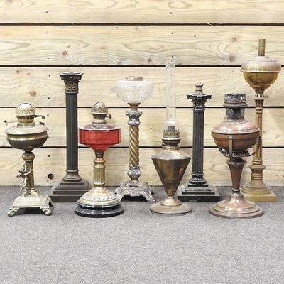 Lot 326 - A collection of oil lamps