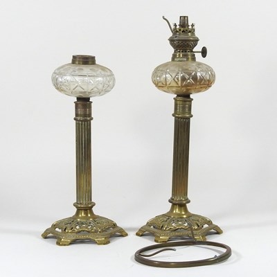 Lot 577 - A pair of peg lamps