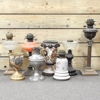 Lot 500 - A collection of oil lamps