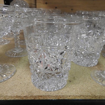 Lot 382 - A collection of glassware