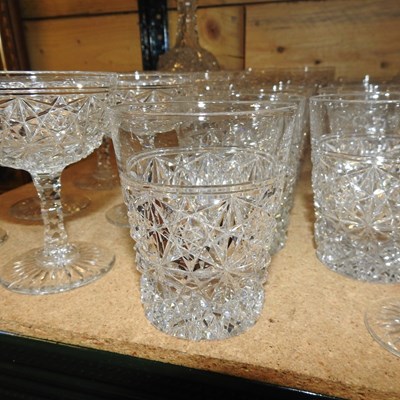 Lot 382 - A collection of glassware