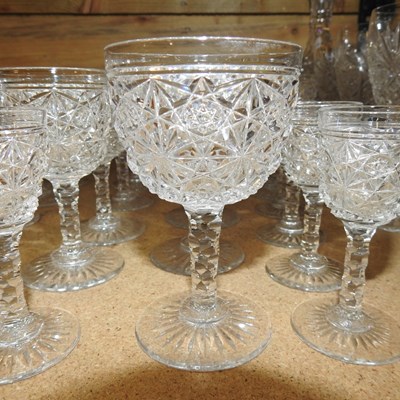 Lot 382 - A collection of glassware