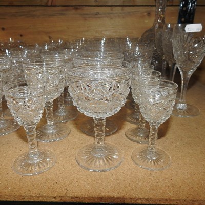 Lot 382 - A collection of glassware