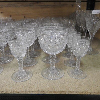 Lot 382 - A collection of glassware