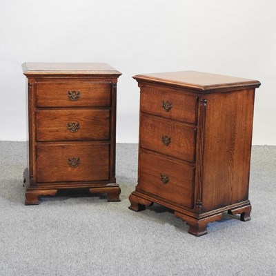 Lot 491 - A pair of reproduction Georgian style oak bedside chests