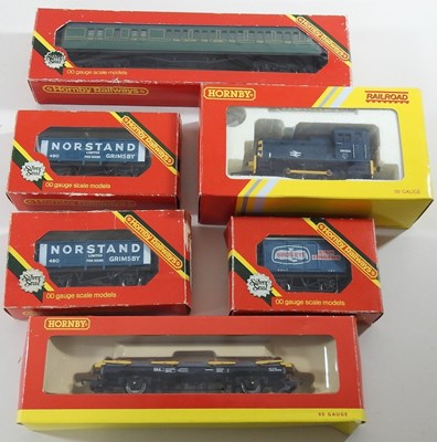 Lot 190 - A collection of toy trains