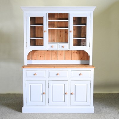 Lot 189 - A modern dresser