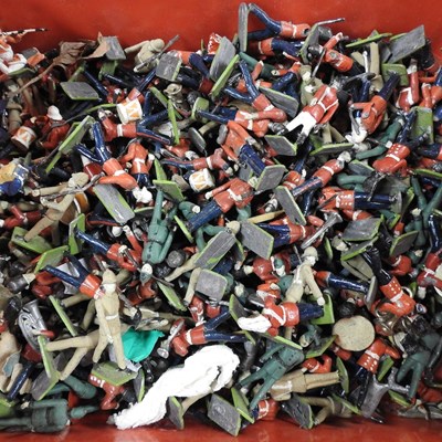 Lot 572 - A collection of lead toy soldiers