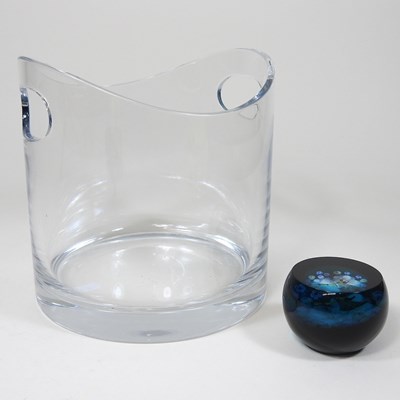 Lot 124 - An ice bucket and paperweight