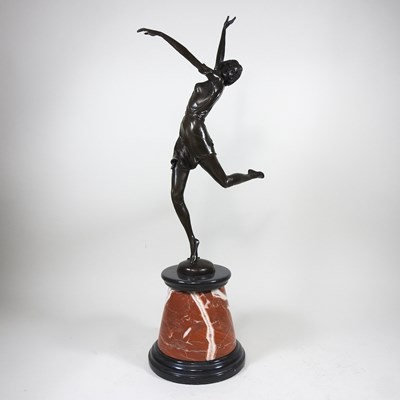 Lot 117 - A bronze figure