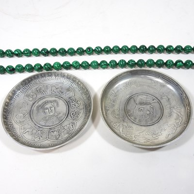 Lot 37 - A necklace and dishes