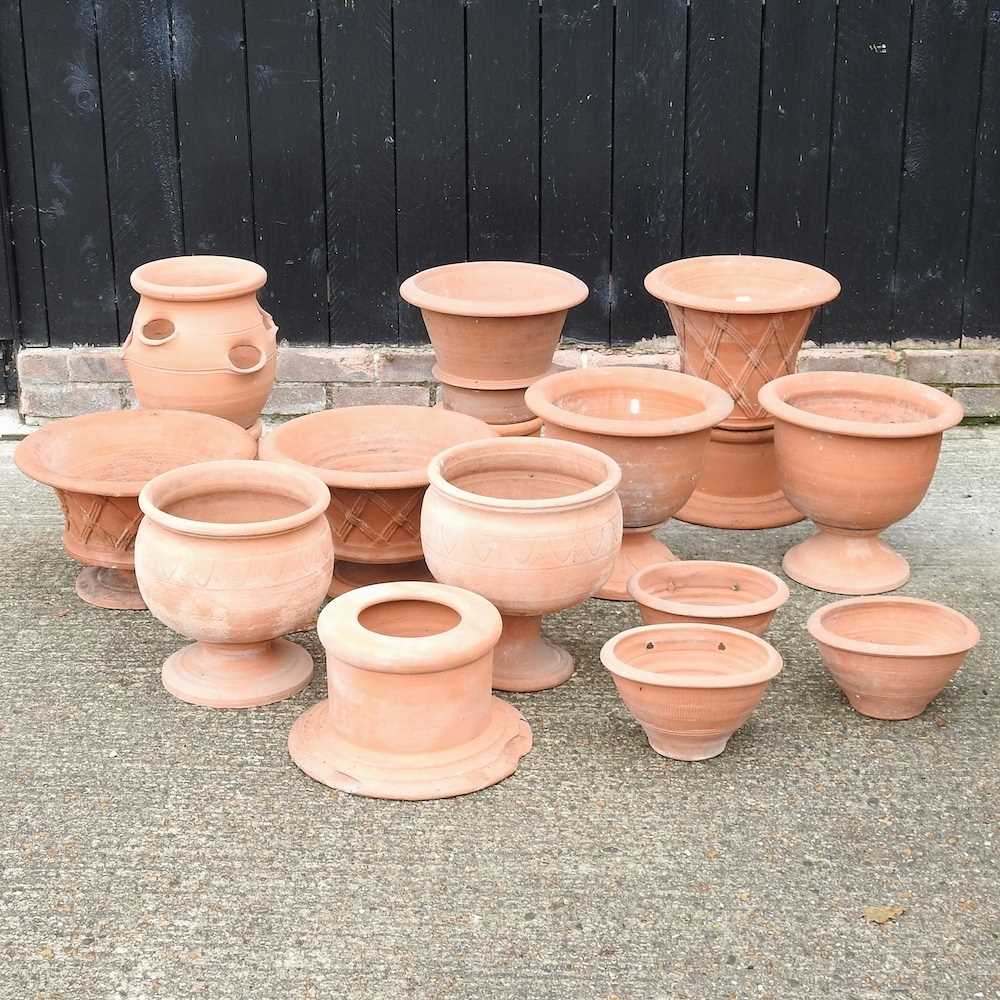 Lot 329 - A collection of pots