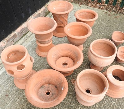 Lot 329 - A collection of pots