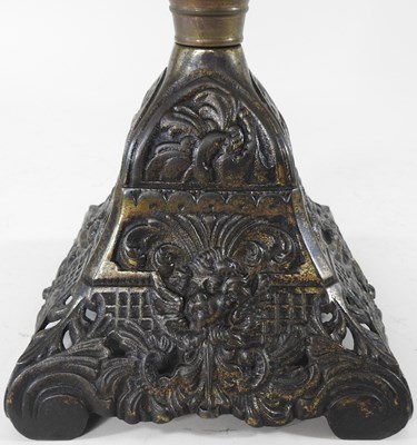 Lot 481 - A oil lamp