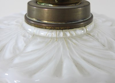 Lot 481 - A oil lamp