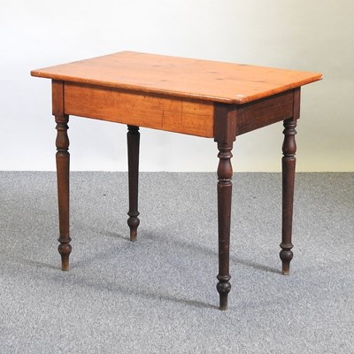 Lot 424 - A pine side table