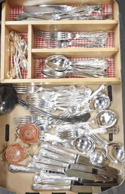 Lot 109 - A collection of silver plated items