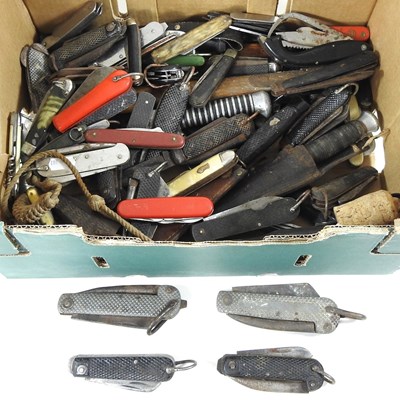 Lot 214 - A collection of knives