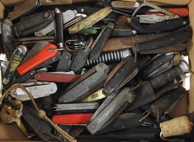 Lot 214 - A collection of knives