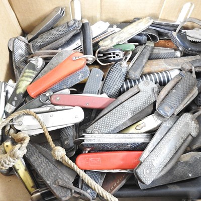 Lot 214 - A collection of knives