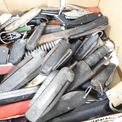 Lot 214 - A collection of knives