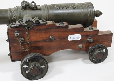 Lot 17 - A replica table cannon