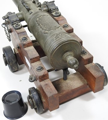 Lot 17 - A replica table cannon