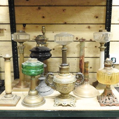 Lot 134 - A collection of oil lamps