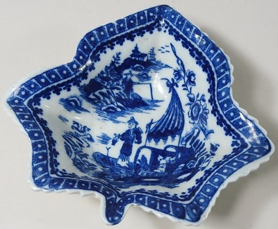 Lot 116 - An 18th century porcelain blue and white pickle dish