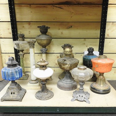 Lot 202 - A collection of oil lamps