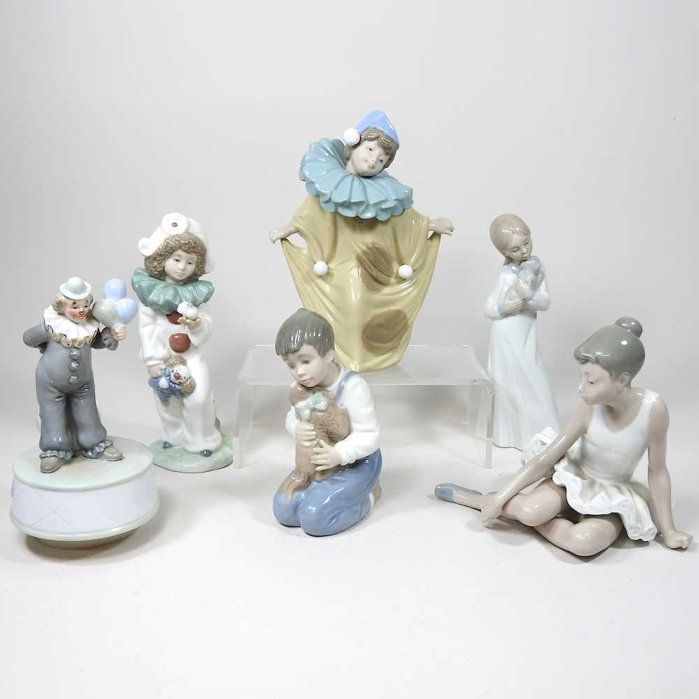 Lot 304 - A collection of Nao figures