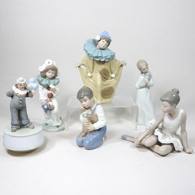 Lot 304 - A collection of Nao figures