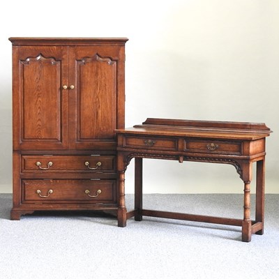 Lot 379 - An oak side table and cabinet