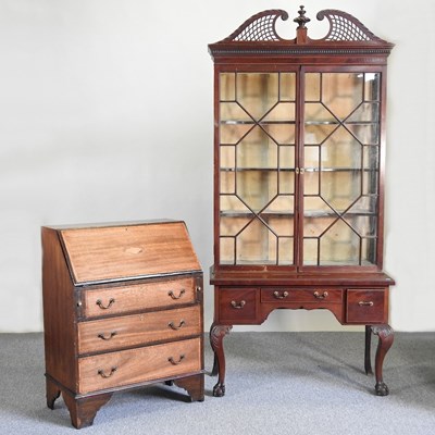 Lot 598 - A bookcase and a bureau