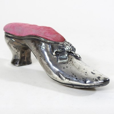 Lot 17 - A silver pin cushion