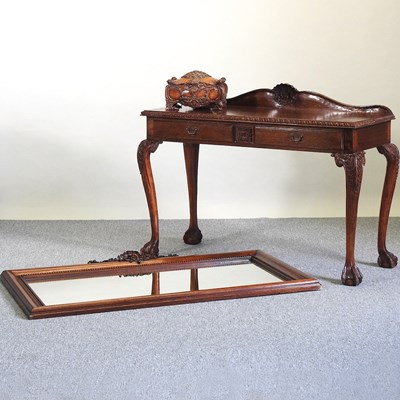 Lot 204 - A table, mirror and box