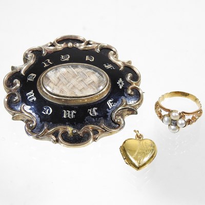 Lot 4 - A ring, a brooch and a locket