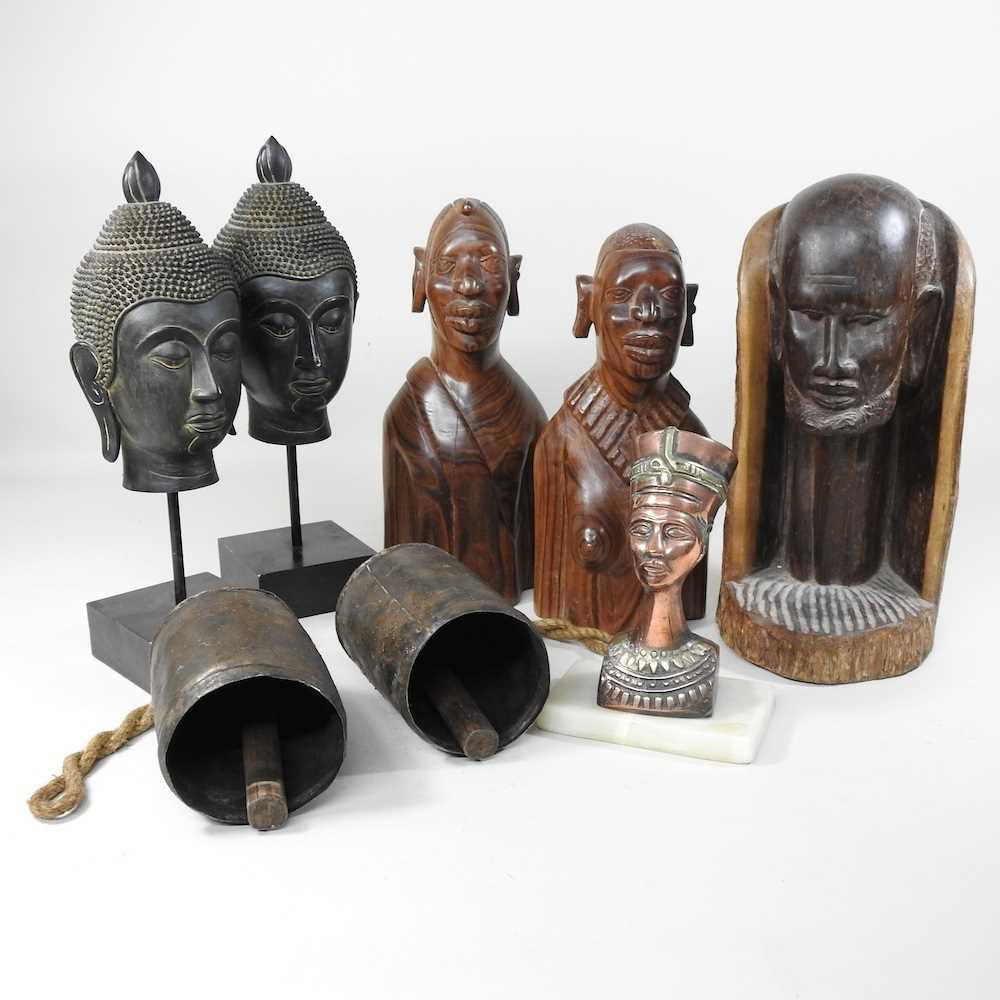 Lot 121 - A collection of ethnic carvings