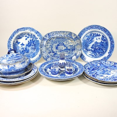 Lot 556 - A collection of pottery