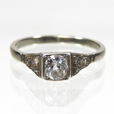 Lot 123 - A diamond ring