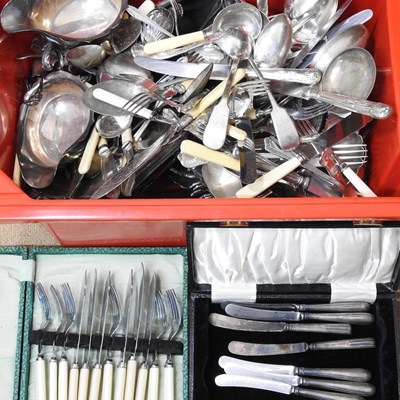 Lot 485 - A collection of cutlery