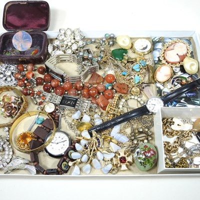 Lot 261 - A box of costume jewellery