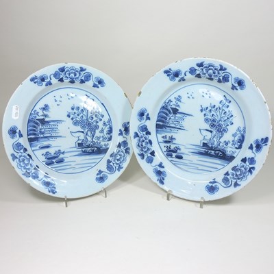 Lot 171 - A pair of Delft plates