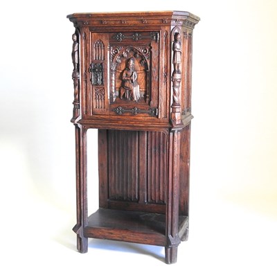 Lot 108 - An oak cabinet