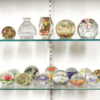 Lot 514 - A collection of paperweights