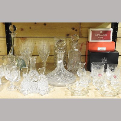 Lot 370 - A collection of glassware