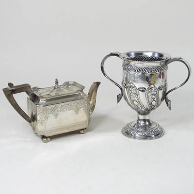 Lot 164 - A trophy and teapot