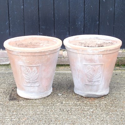 Lot 315 - A pair of garden pots