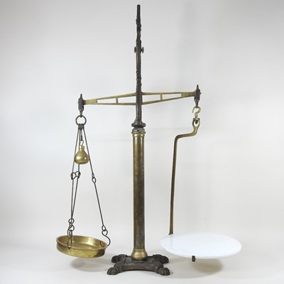 Lot 397 - A balance scale and leather bag