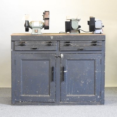 Lot 565 - A workshop bench